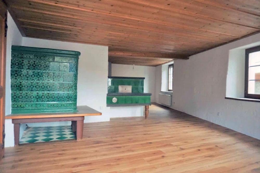 Erstbezug: Frisch renoviertes, denkmalgeschütztes Bauernhaus mit privatem Innenhof und Garten - Wohnzimmer