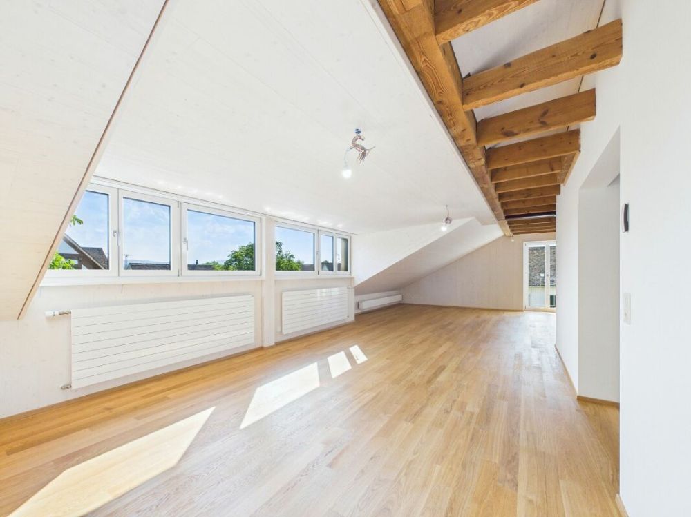Sehr grosszügige, lichtdurchflutete, frisch renovierte Dachwohnung - Bild 2