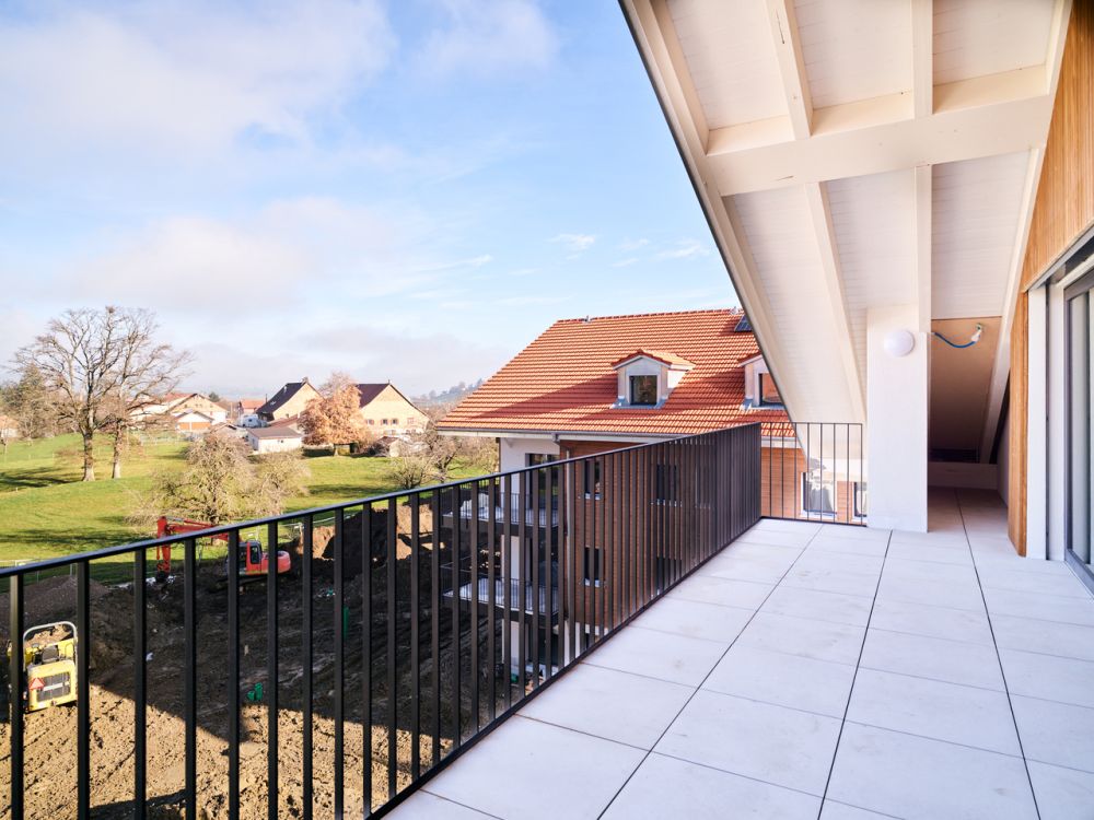 Luxueux 2.5 mansardé, grande baie vitrée sur balcon couvert - Bild 3