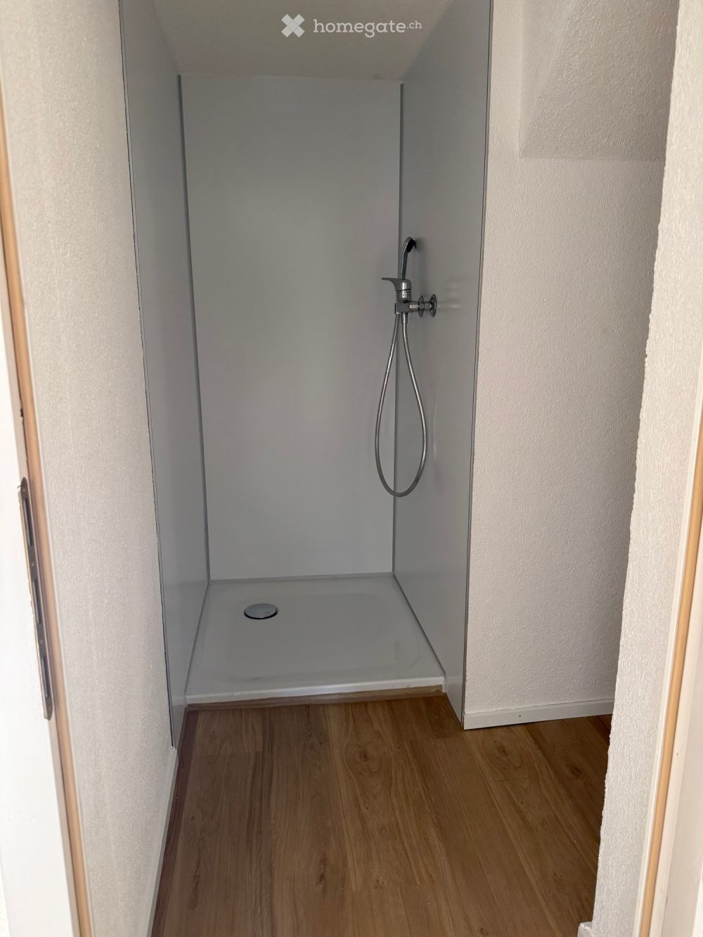 Moderne 2.5-Zimmer-Dachwohnung in Flums mit Aussicht - Bild 1