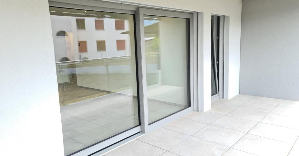 A louer magnifique appartement de 2.5 pièces avec une terrasse couverte de 19,70 m² dans un immeuble résidentiel haut standing comme neuf avec place de parc dans le garage - Appartement 2.5 pièces - image - 8