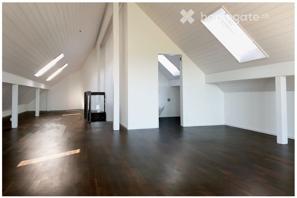 Sehr grosse, exklusive Wohnung mit modernem Einfamilienhaus-Charakter - Oberes Stockwerk mit Bad und grossem Balkon