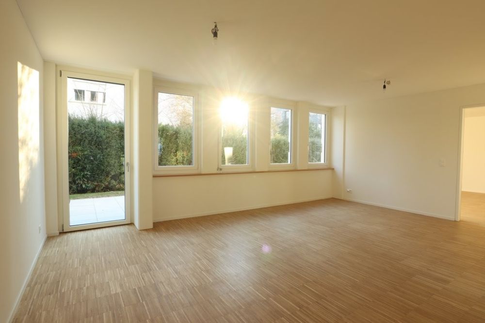 Helle Wohnung mit Gartensitzplatz und Waschturm nach Erstbezug - Wohnzimmer