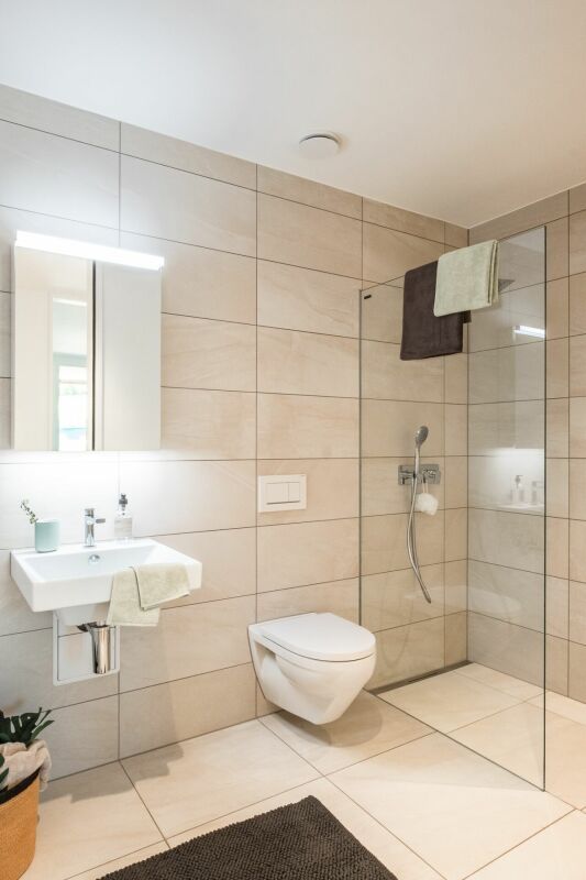 Exklusive 3.5-Zimmer-Wohnung im Erstbezug mit traumhaftem Rigi-Panorama - Gästebadezimmer mit Dusche, Lavabo und WC