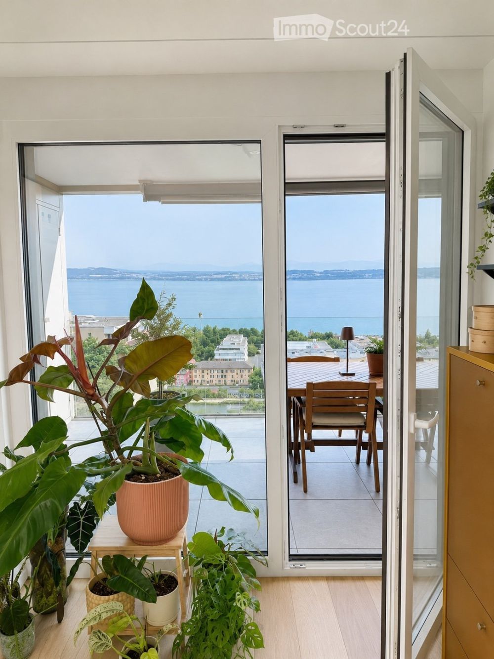 Contemporänes Appartement mit Panoramablick auf den Neuenburgersee - Bild 6