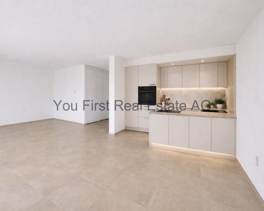 Stilvoll renovierte 3.5-Zimmerwohnung im Erstbezug mit Balkon und Gar - Offene Wohnküche mit indirekter Beleuchtung und hochwertiger Ausstattung