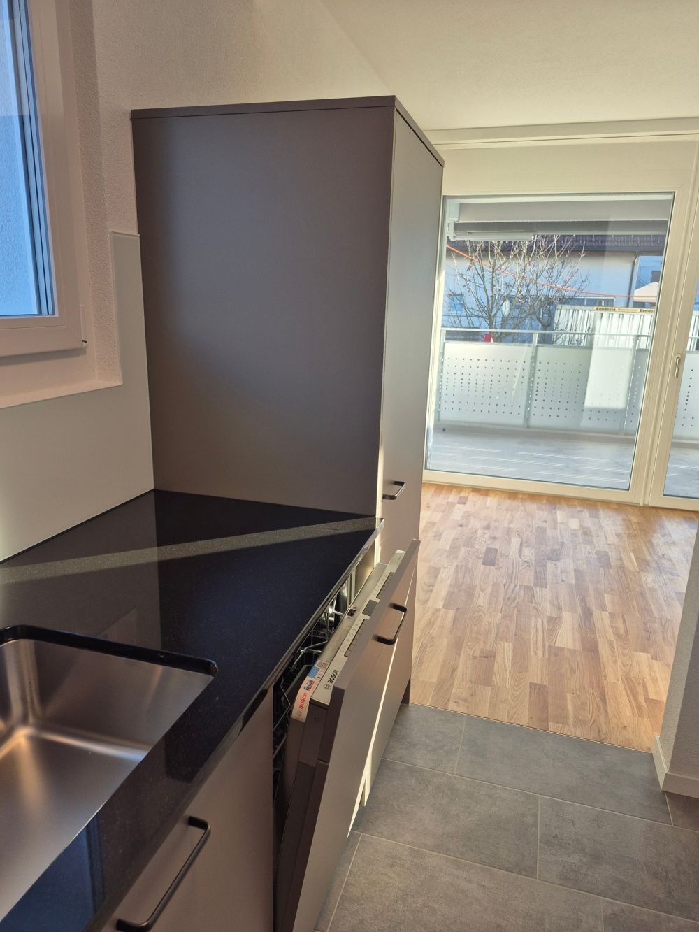 neu sanierte 4,5 Zimmerwohnung mit grossem Balkon mit Windschutz - Bild 5