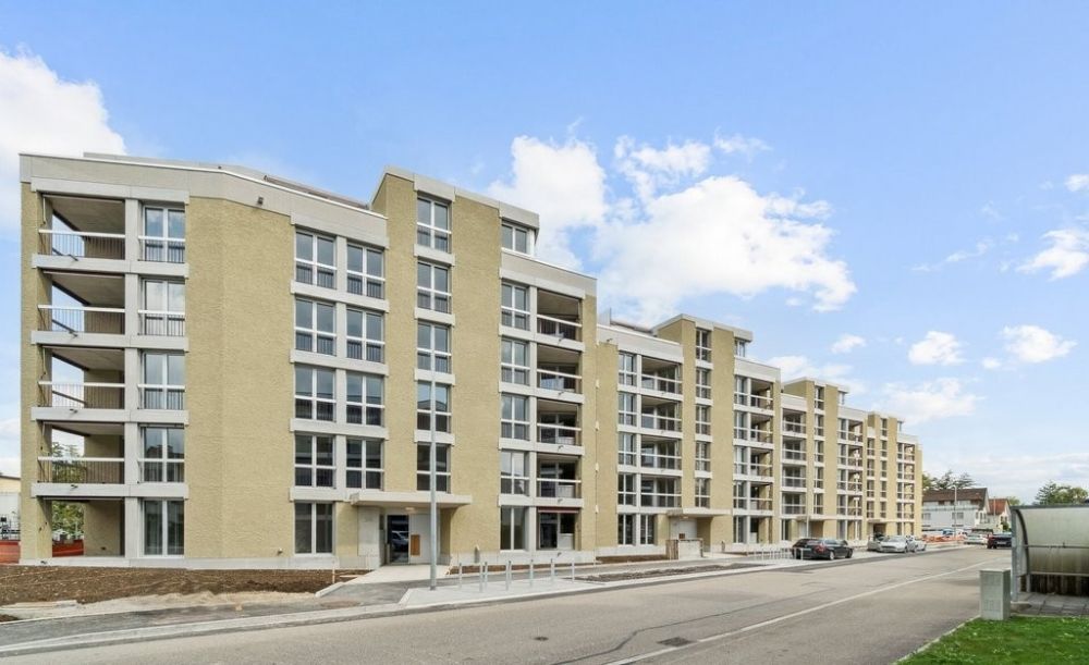 Attraktive Neubauwohnung an bester Lage direkt an der Glatt - Hausansicht Strassenseite