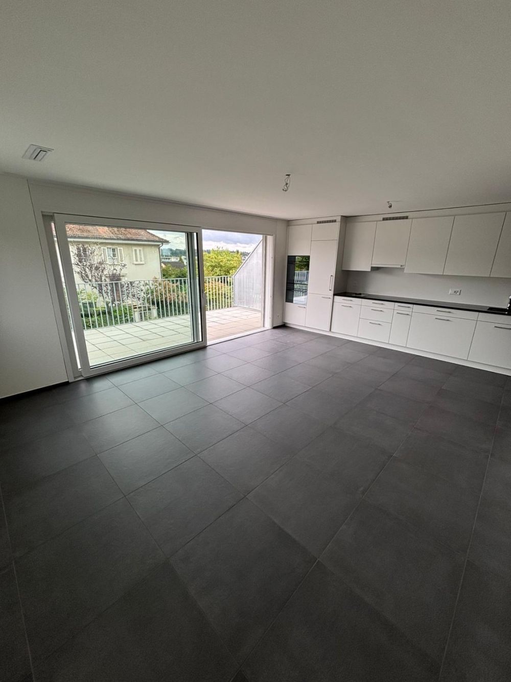 Moderne 2.5-Zimmer-Neubauwohnung mit grossem Balkon & Tiefgaragenparkplatz in Bülach - Bild 2