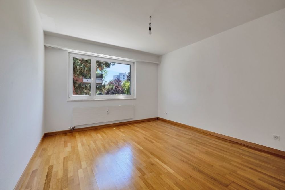 Frisch saniert und bezugsbereit: Stilvolles Wohnen in Allschwil - Beispiel Zimmer