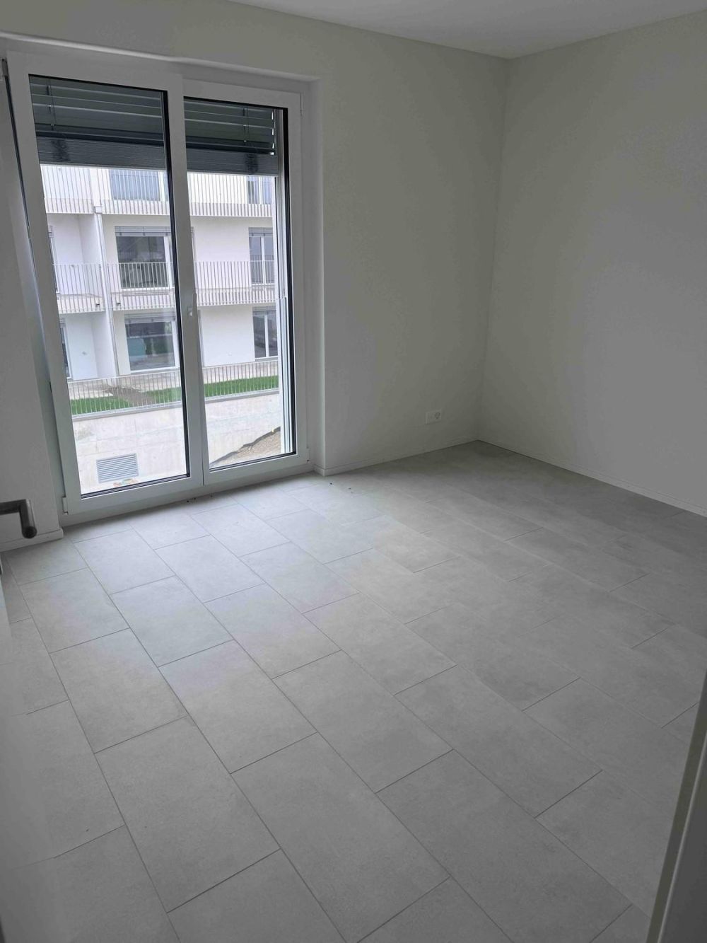 À louer Appartement neuf de 2,5 pièces avec balcon / parking intérieur - Bild 1