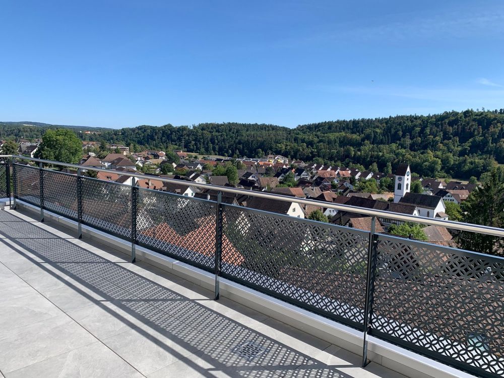 Moderne neue Attikawohnung an attraktiver Hanglage von Glattfelden – Wohnen im Grünen mit Komfort - Bild 2