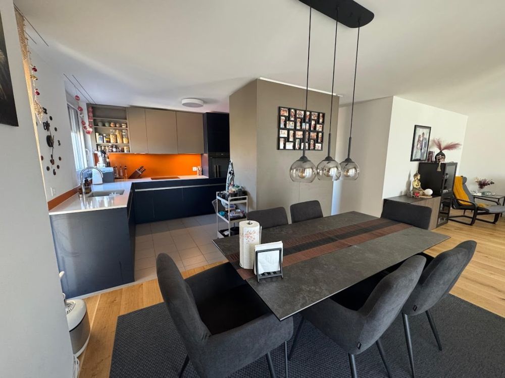 modern und neuwertig: 4.5 Zimmerwohnung im 1. OG - Bild 1