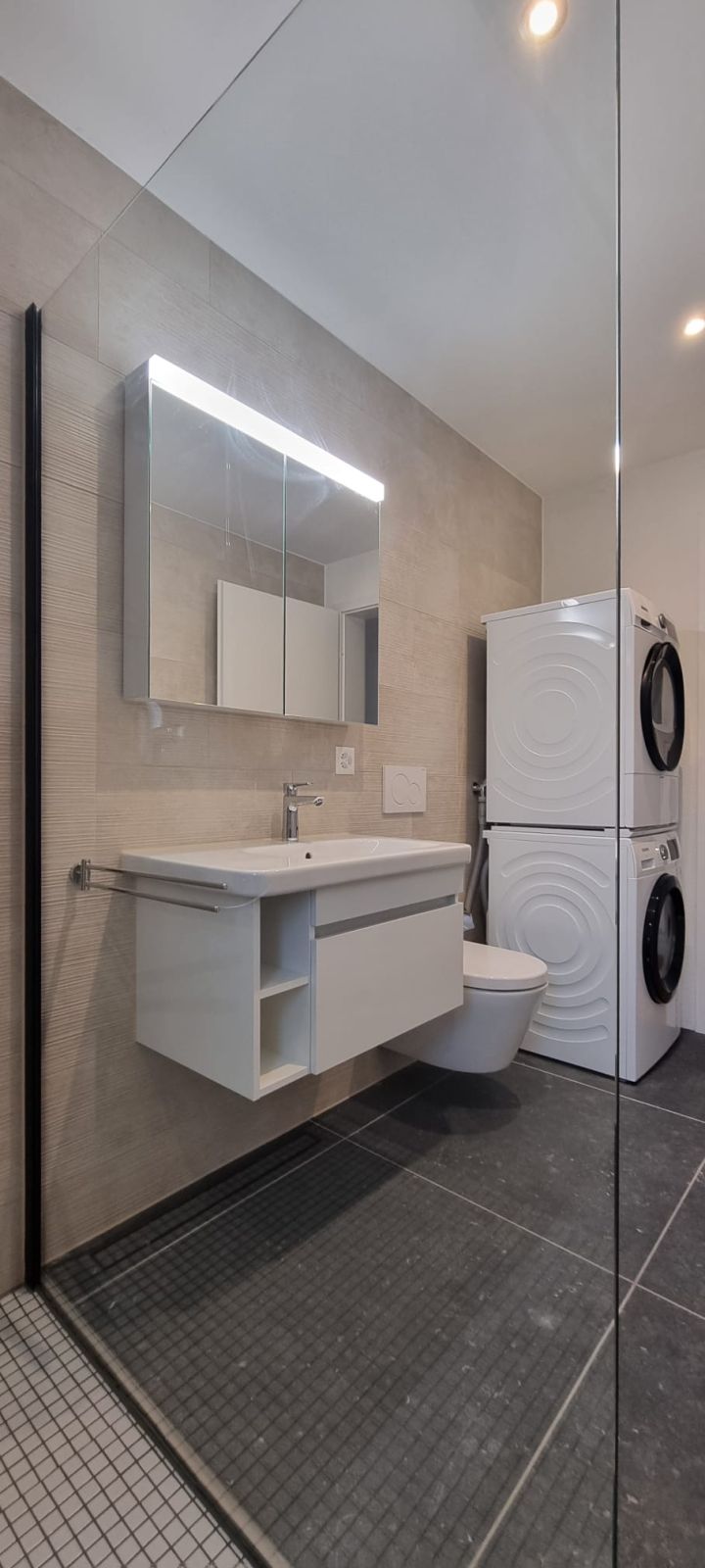 Appartement neuf lumineux et moderne de 4 pièces avec balcon, parking et carport inclus - Bild 6