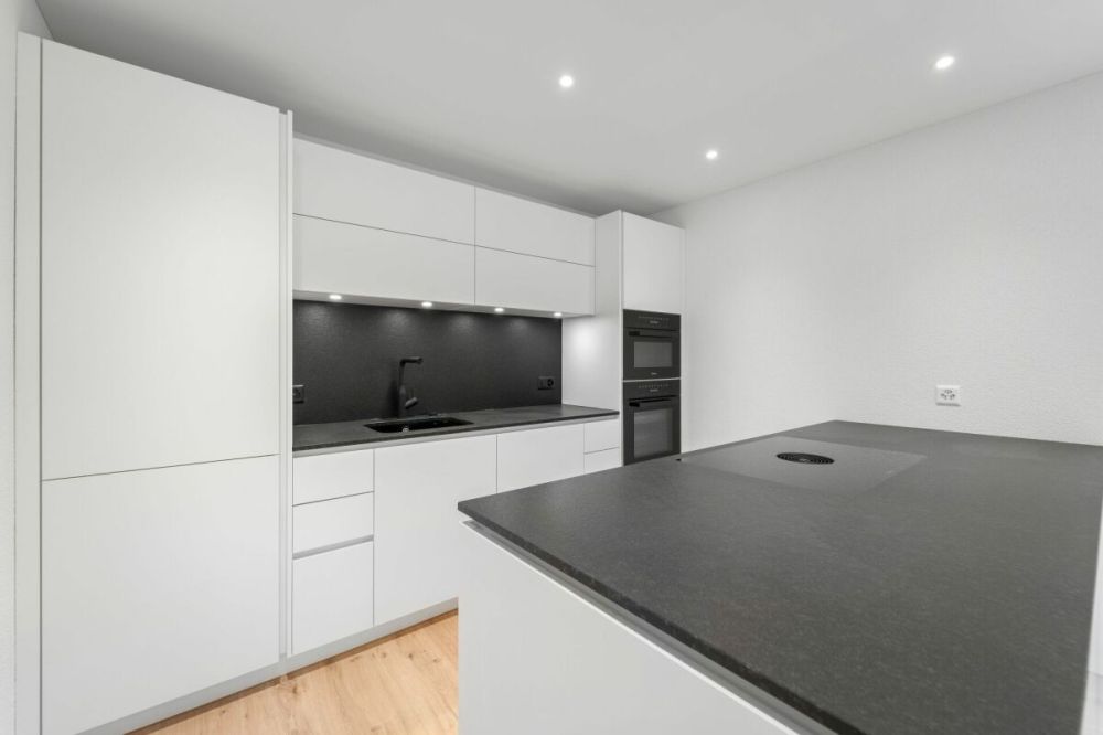 Erstbezug 5,5 Zimmer-Doppeleinfamilienhaus - Küche mit grosser Kücheninsel