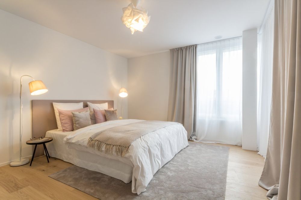 Exklusiv und zentral wohnen an idyllischer Lage - Dachsen_2.5Zi_Schlafen1 (1)-1