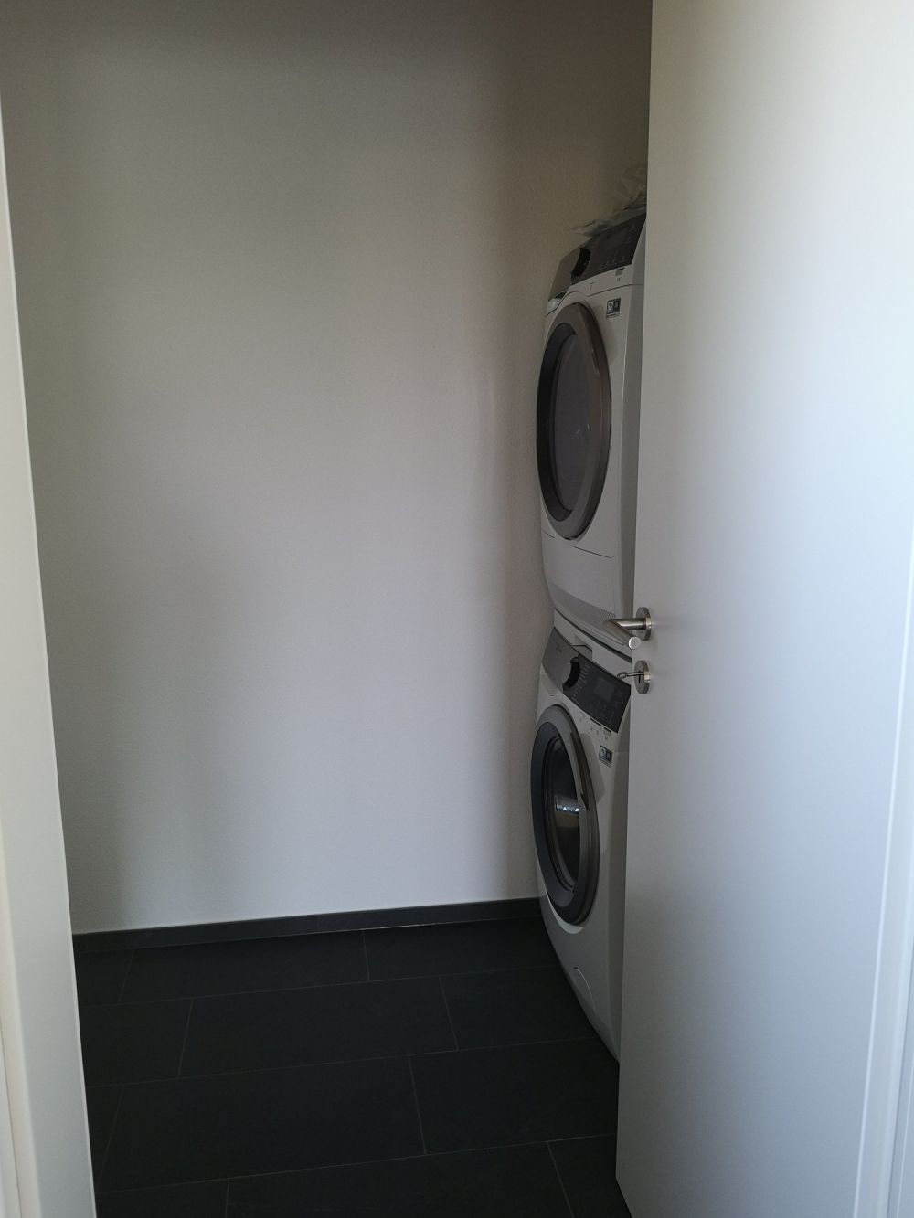 Moderne 3.5-Zimmer-Wohnung mit Terrasse und Aussicht - Bild 12