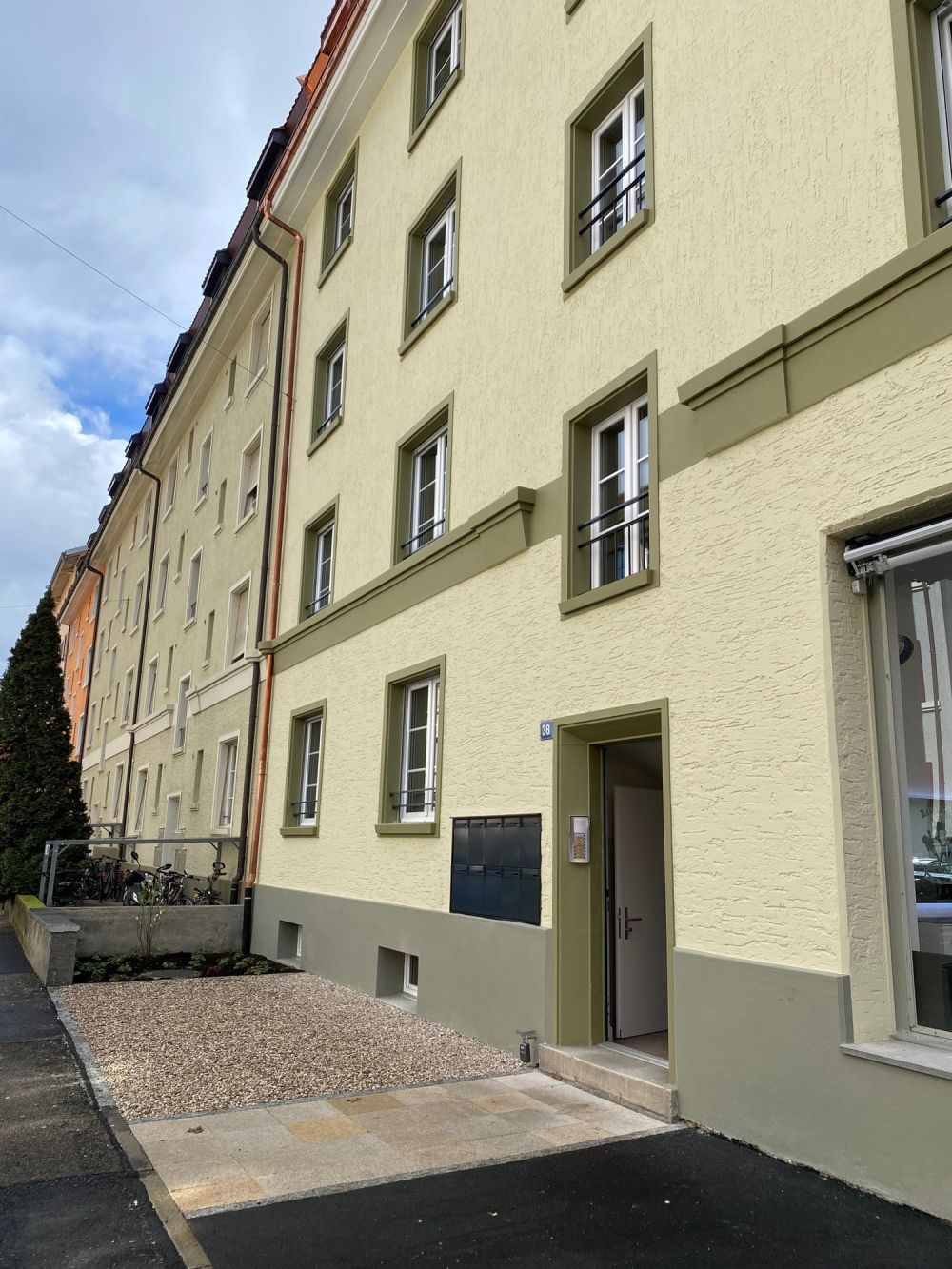 Ab 1.4.2026 -  Wunderschöne 2.5 Zi Wohnung W2, lauschiger Balkon - Bild 5