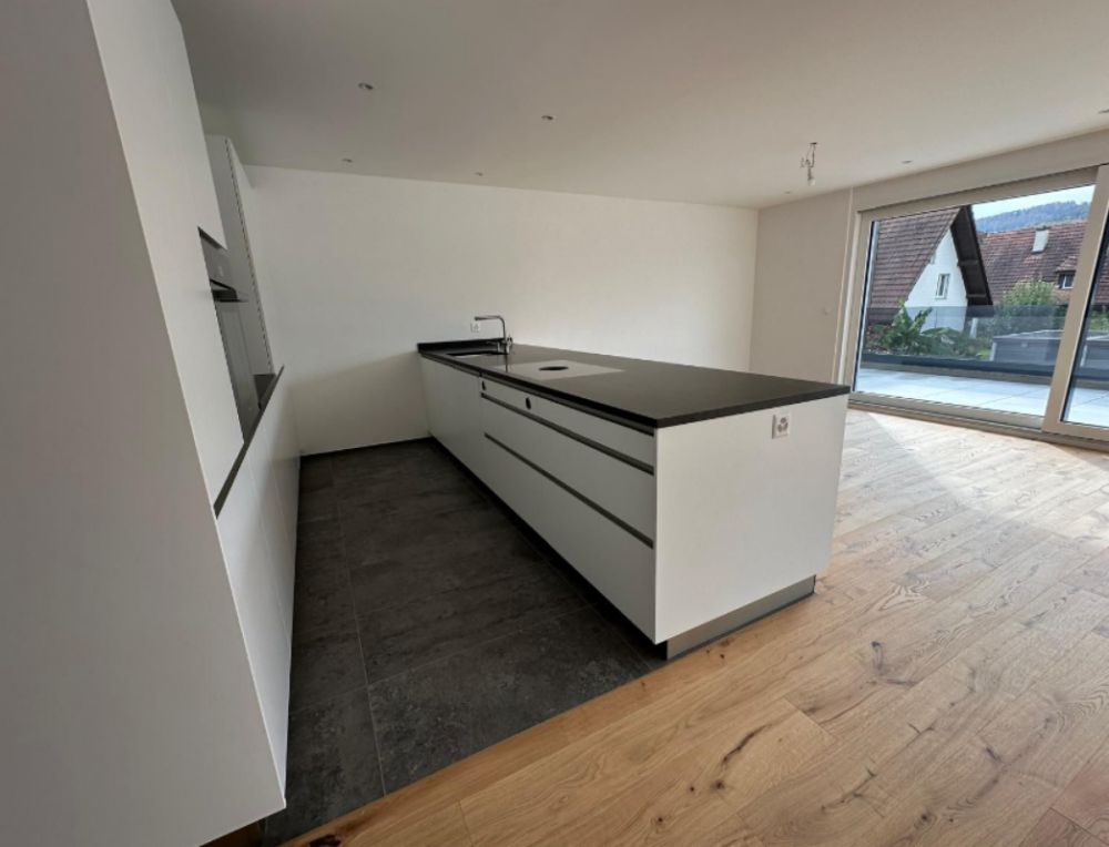 Neuwertige 4.5-Zimmer-Wohnung mit 50 m² Sonnenterrasse, Bora-Küche und 2 E-Parkplätzen - Bild 4