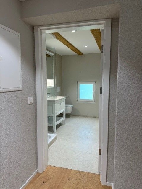 Charmante Maisonette-Dachwohnung mit Terrasse - Entrée mit Blick Richtung Badezimmer