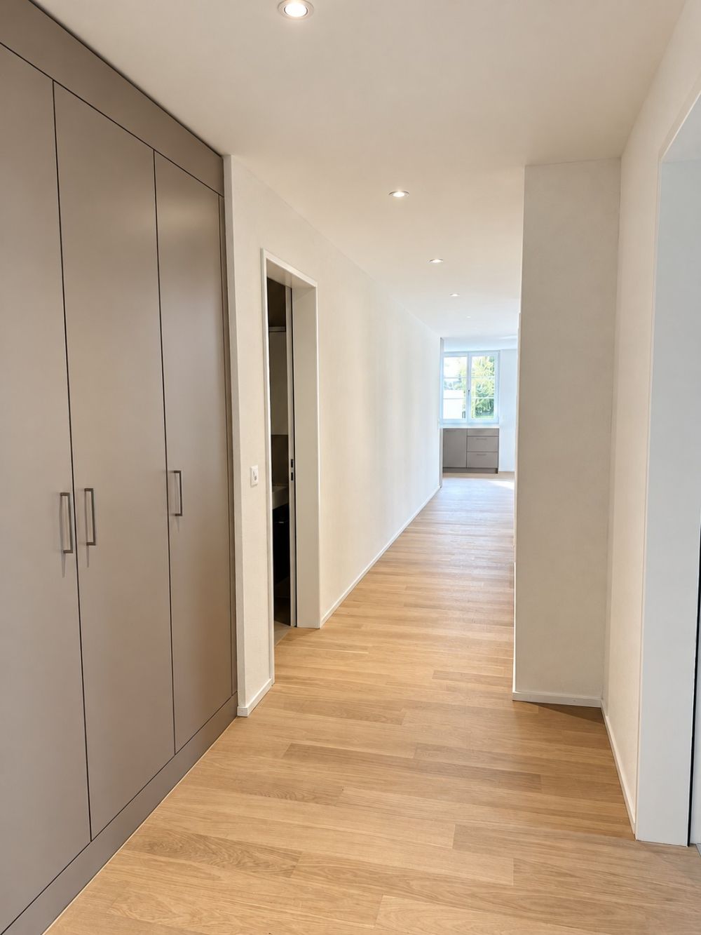 Moderne Wohnung mit hochwertigem Ausbau und hellen Räumen in Nürensdorf - Bild 2