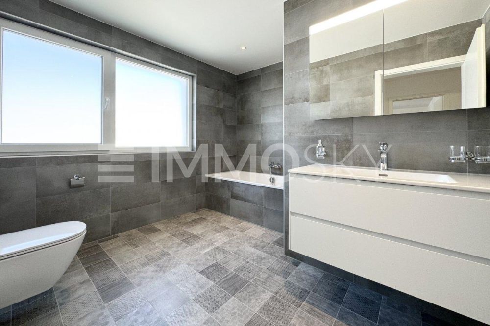 À louer à Courtételle  Élégante villa neuve avec jardin - Salle de bains moderne
