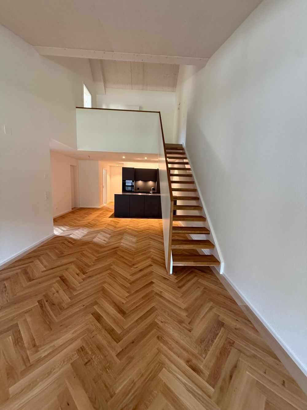 Moderne 4.5-Zimmer-Maisonettewohnung in ruhiger Lage in Blauen - Bild 2