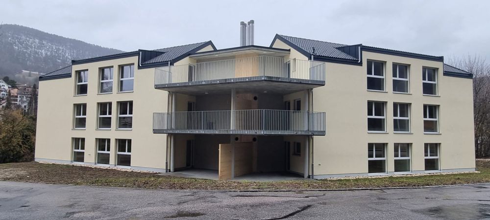 Appartement neuf lumineux et moderne de 4 pièces avec balcon, parking et carport inclus - Bild 1