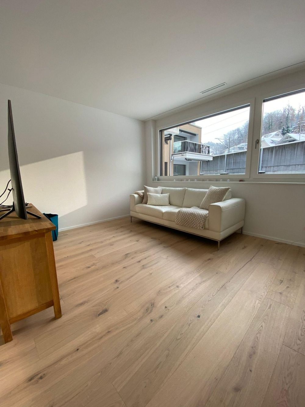 Helle und moderne 2.5 Zimmerwohnung im steuergünstigen Bäch SZ - Wohnzimmer