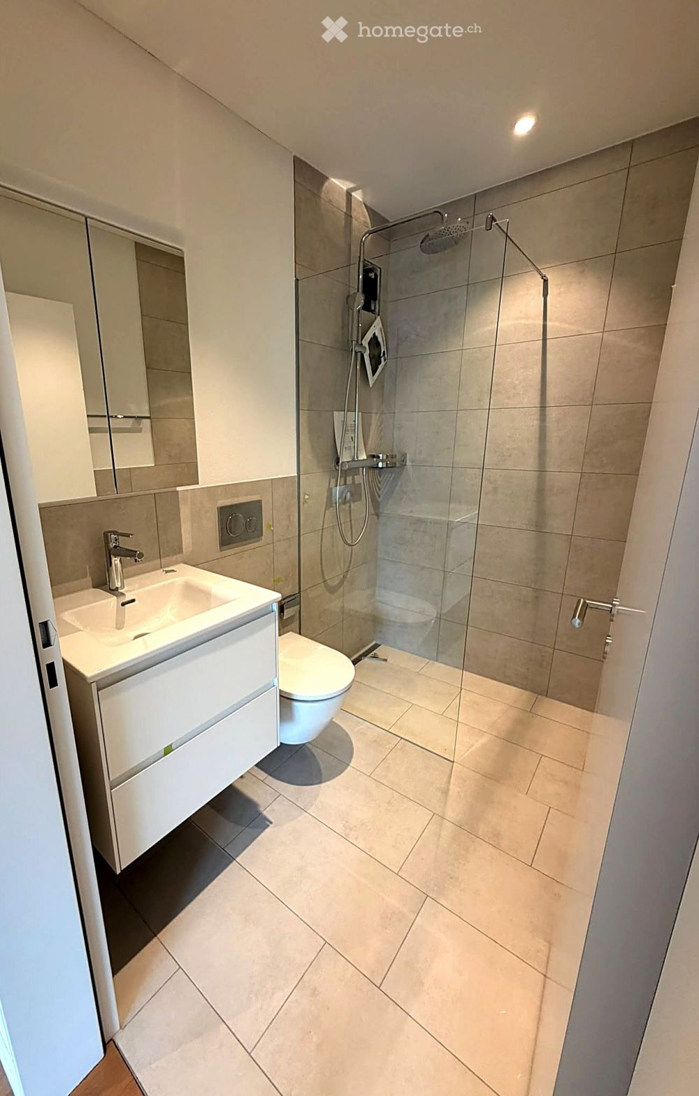 ERSTVERMIETUNG: 3.5-Zimmer-Neubauwohnung mit zwei Bädern und 17 m² gedecktem Balkon - Bild 8