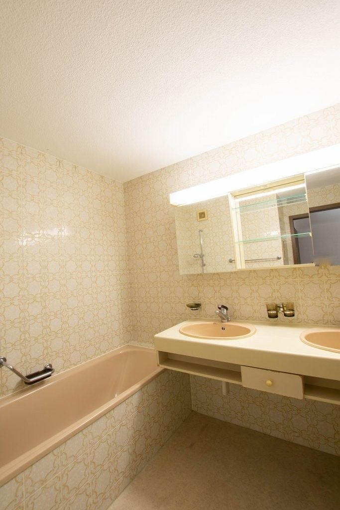 Befristete 4.5-Zimmer-Erdgeschosswohnung mit 2 Sitzplätzen - Badezimmer