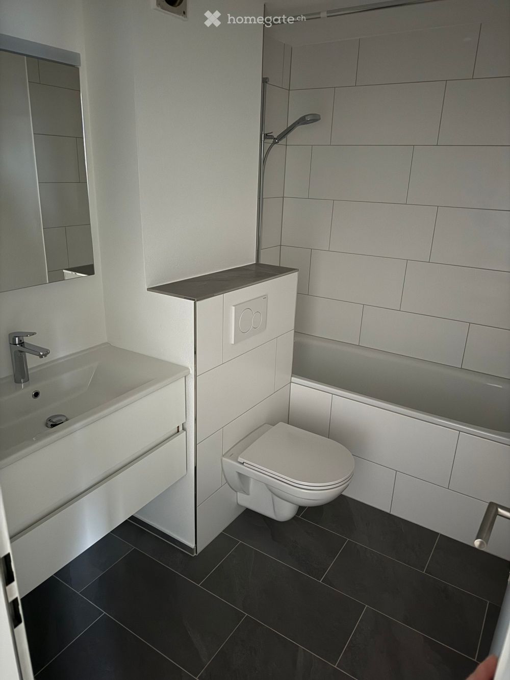 Erstbezug nach Totalsanierung – zentrale 3.5-Zimmerwohnung mit Balkon in Näfels - Bild 3