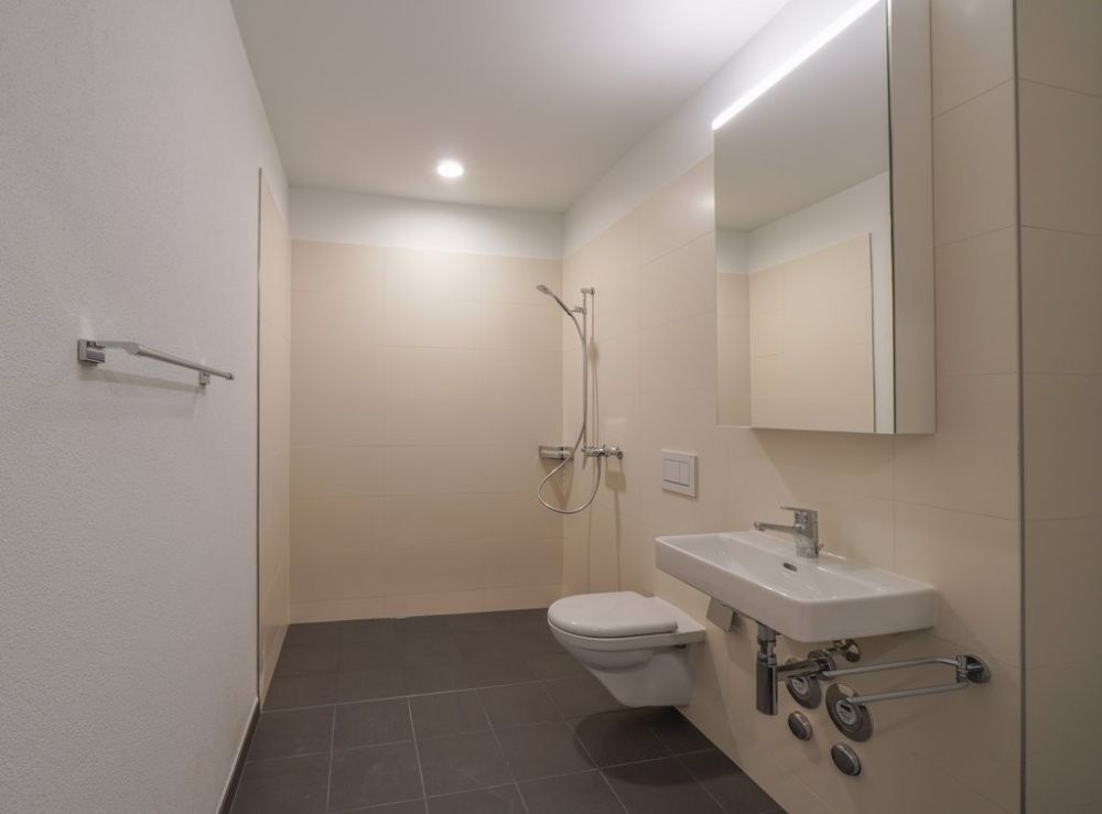 ERSTVERMIETUNG IN LIESTAL - jede Wohnung mit eigenem Waschturm - Dusche.jpg