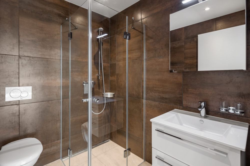 Moderne, grosszügige und helle Attikawohnung - Bad.jpg