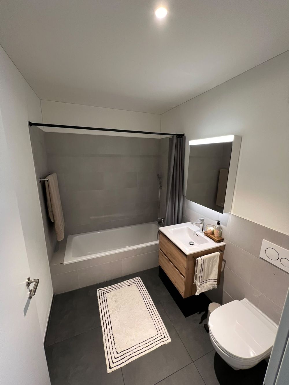 4.5-Zimmer-Wohnung mit grossem Balkon, 2 Einstellplätzen und Lift in Rottenschwil - Bad2