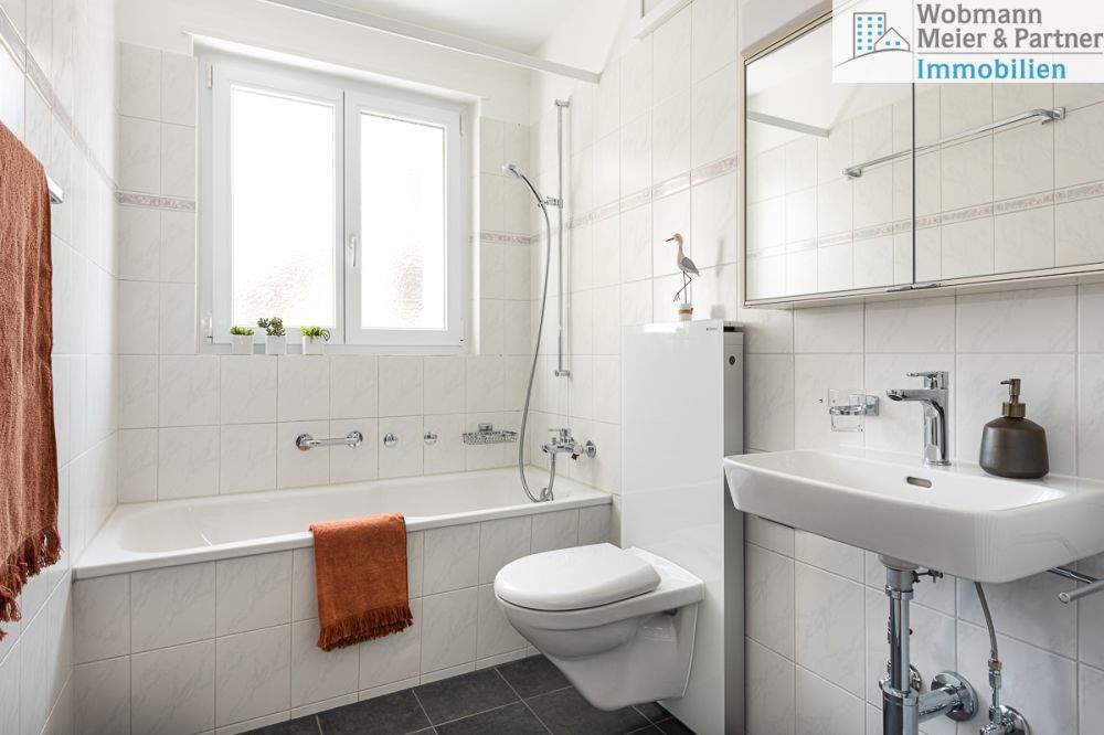 Grosszügige und ruhige Wohnung in der Nähe zum Bahnhof Effretikon - Bad mit Badewanne, Lavabo, WC