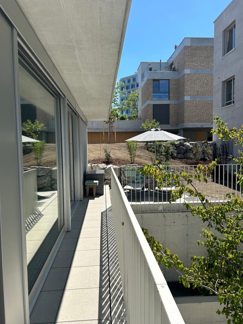 Moderne 3.5-Zimmer-Wohnung mit grossem Balkon und kleinem Garten - Bild 3