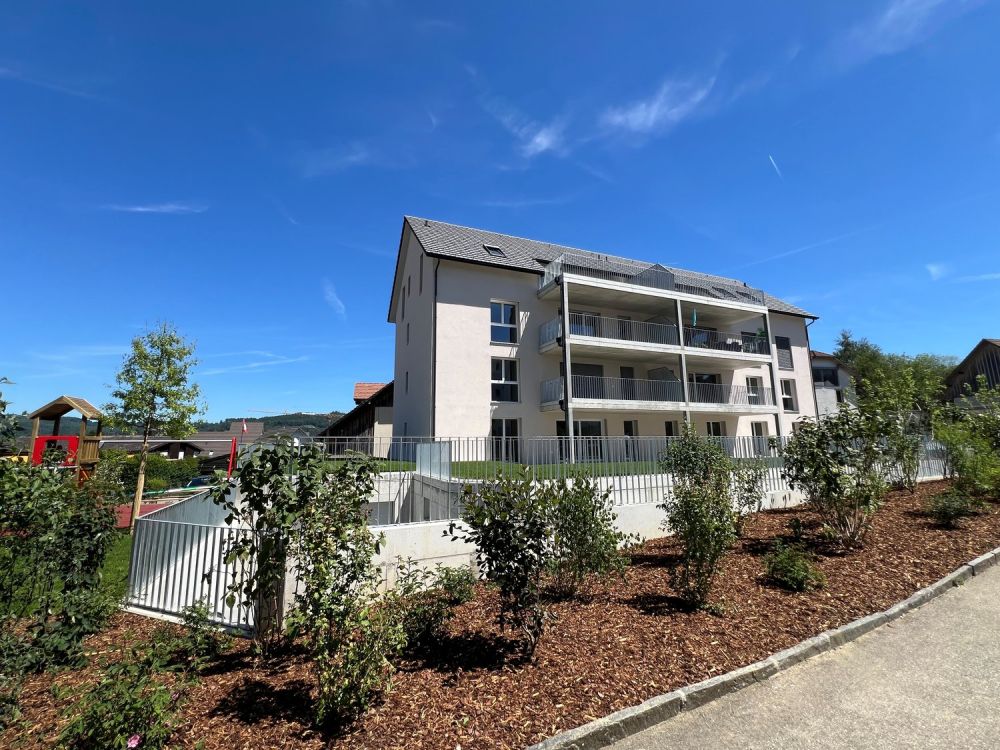 ERSTVERMIETUNG - 3.5-Zimmer-Wohnung im 2. OG mit Balkon und Garage in ruhiger Lage - Bild 1