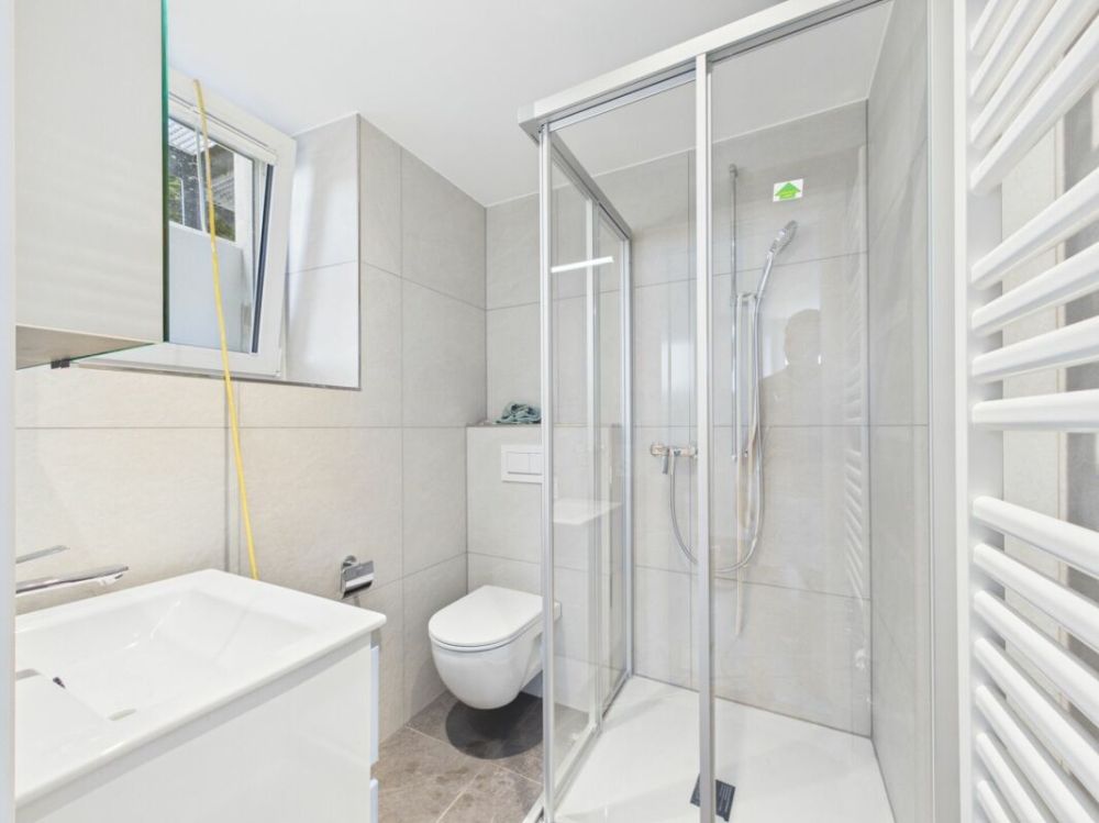 Exklusive 2.5-Zimmerwohnung | Erstbezug | Seesicht | Echtholzparkett | Sitzplatz | Waschturm - Bild 10