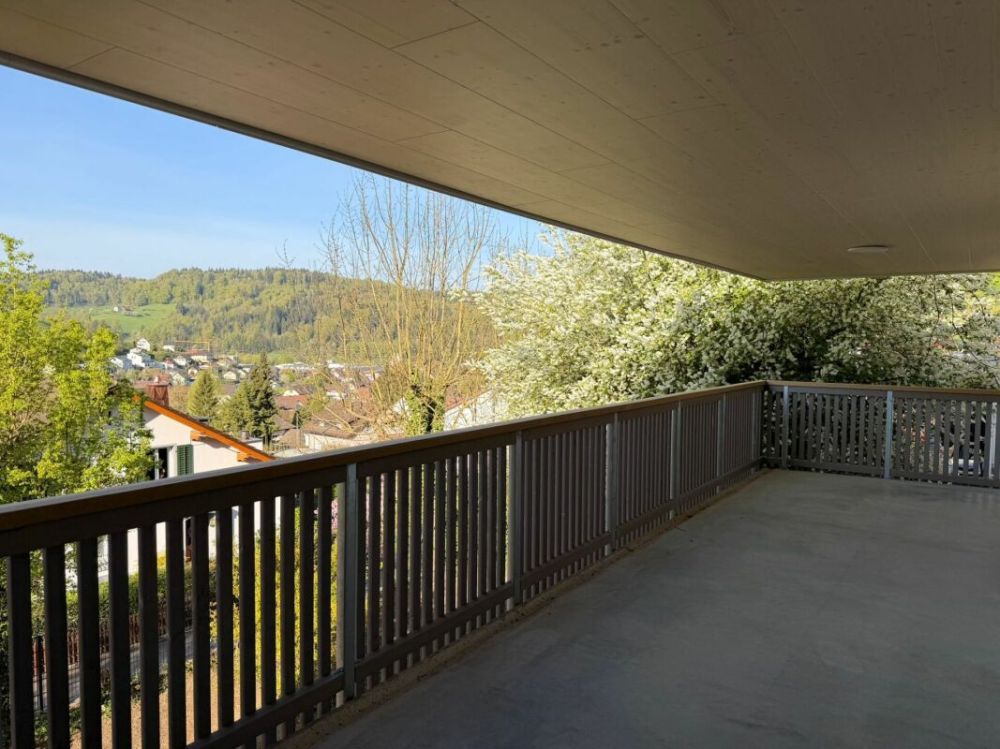 Erstbezug: sonnige 3.5 Zimmer-Wohnung mit Aussicht an ruhiger Lage - Grosszügiger Balkon