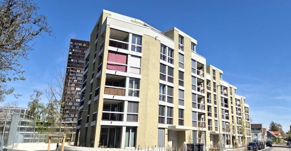 Attraktive und charmante Neubauwohnung mit Sitzplatz an bester Lage - Appartement 2.5 pièces - image - 1