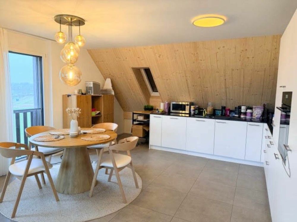 moderne, charmante 3.5-Zimmer-Dachwohnung mit Aussicht ins Grüne - Bild 2