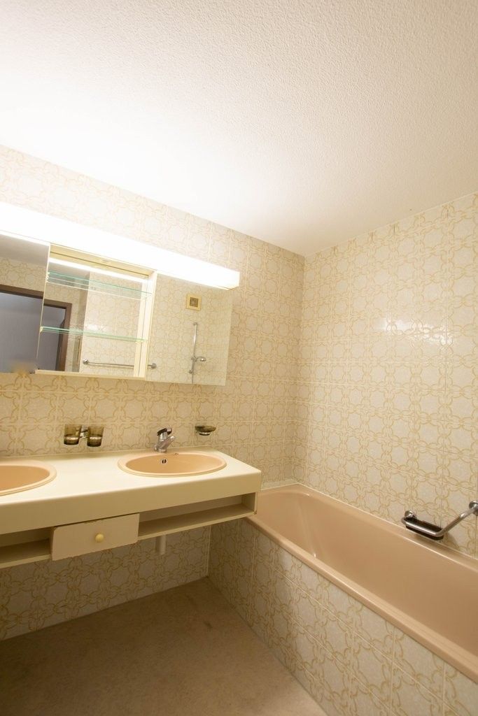 Befristete 3.5-Zimmer-Erdgeschosswohnung mit Sitzplatz - Bad_links.jpg