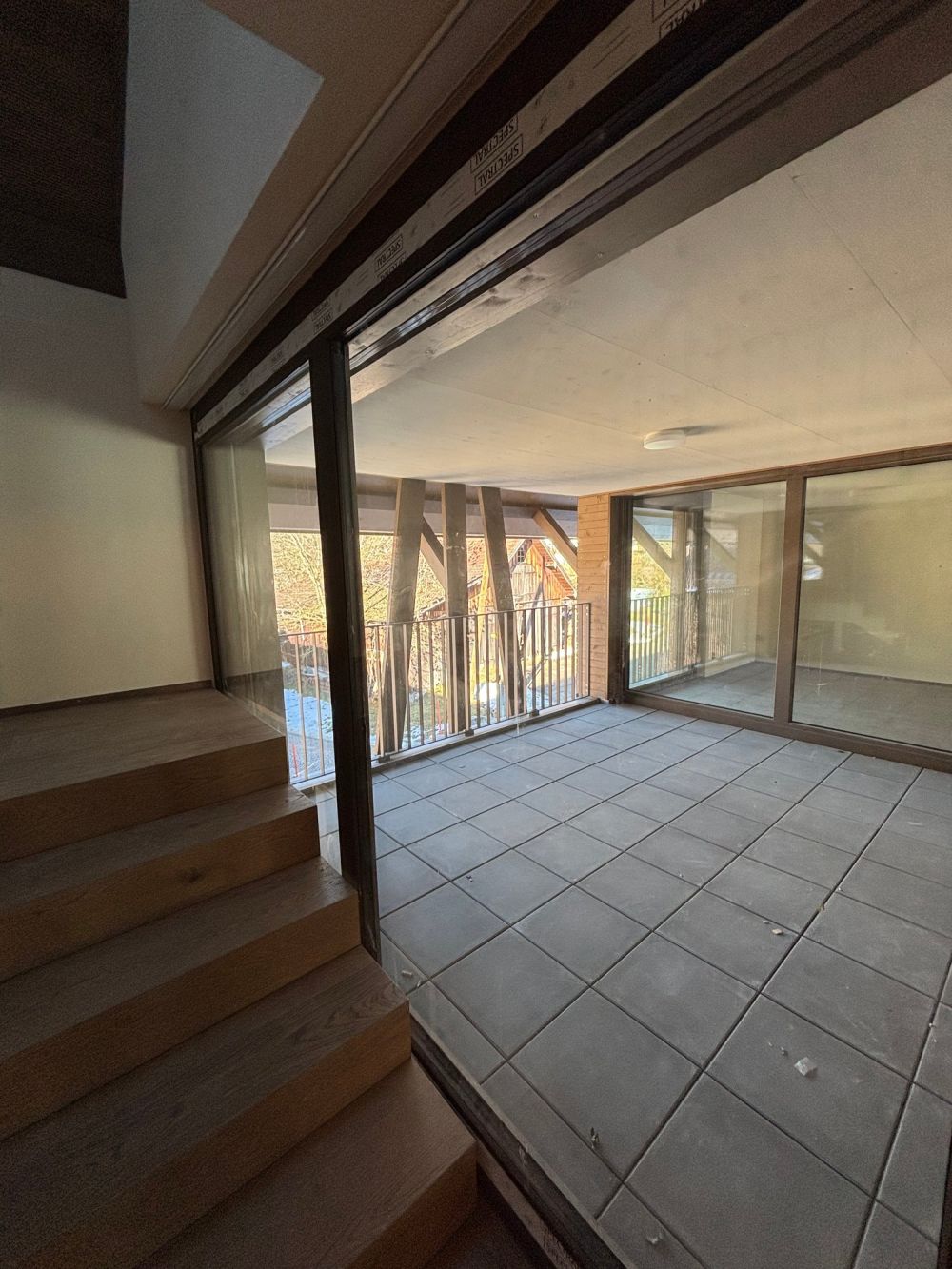 Moderne Neubau 4.5-Zimmer-Maisonette-Wohnung in naturnaher Lage - Bild 1