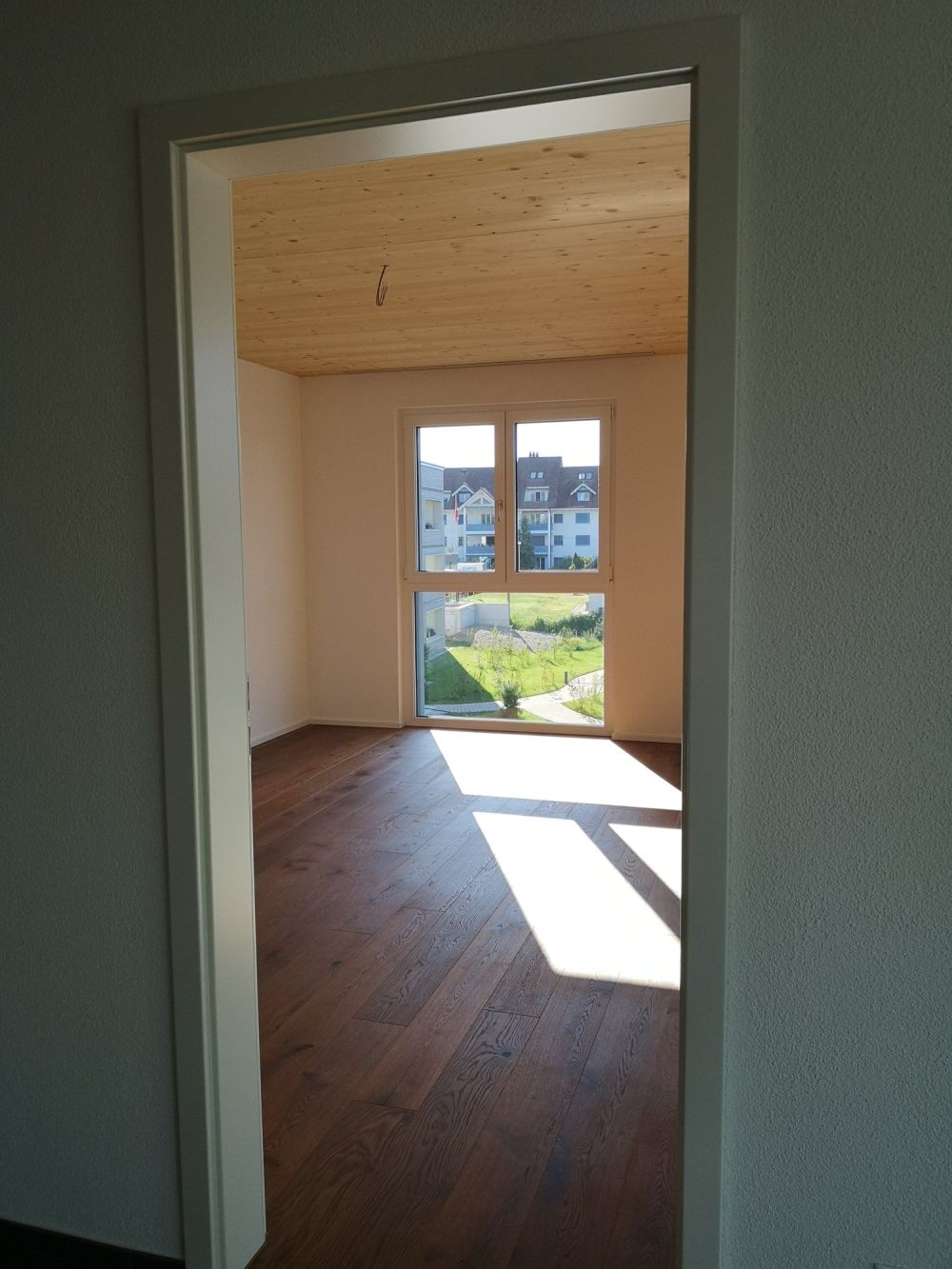 Moderne 3.5-Zimmer-Wohnung mit Terrasse und Aussicht - Bild 8