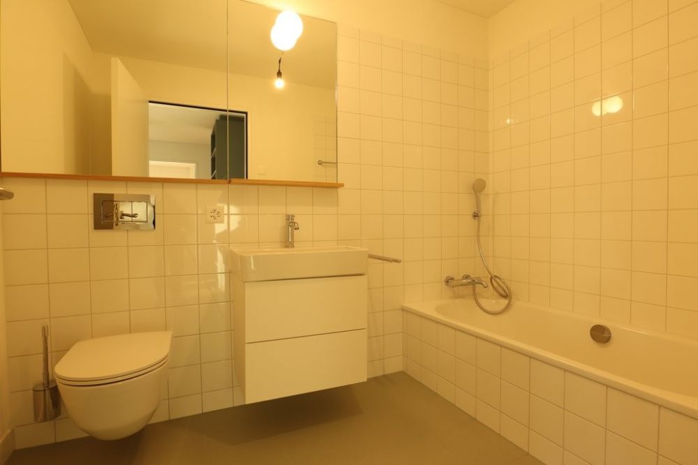 Helle Wohnung mit Gartensitzplatz und Waschturm nach Erstbezug - Badezimmer