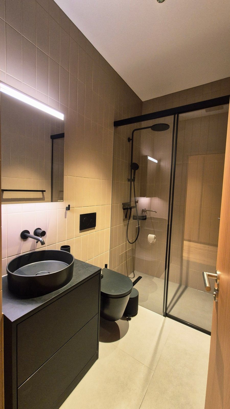 Ein Penthouse über den Dächern von Andermatt – modern, warm & alpin - Bild 12