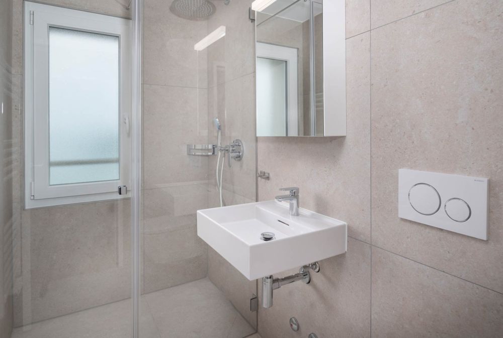 Moderne, frisch sanierte Wohnung mit unverbaubarer Seesicht - Badezimmer