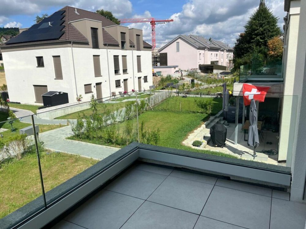 Neuwertiges Doppel-Einfamilienhaus (F1) mit 2 Nasszellen, 2 Parkplätzen, Garten und Sitzplatz - Bild 6