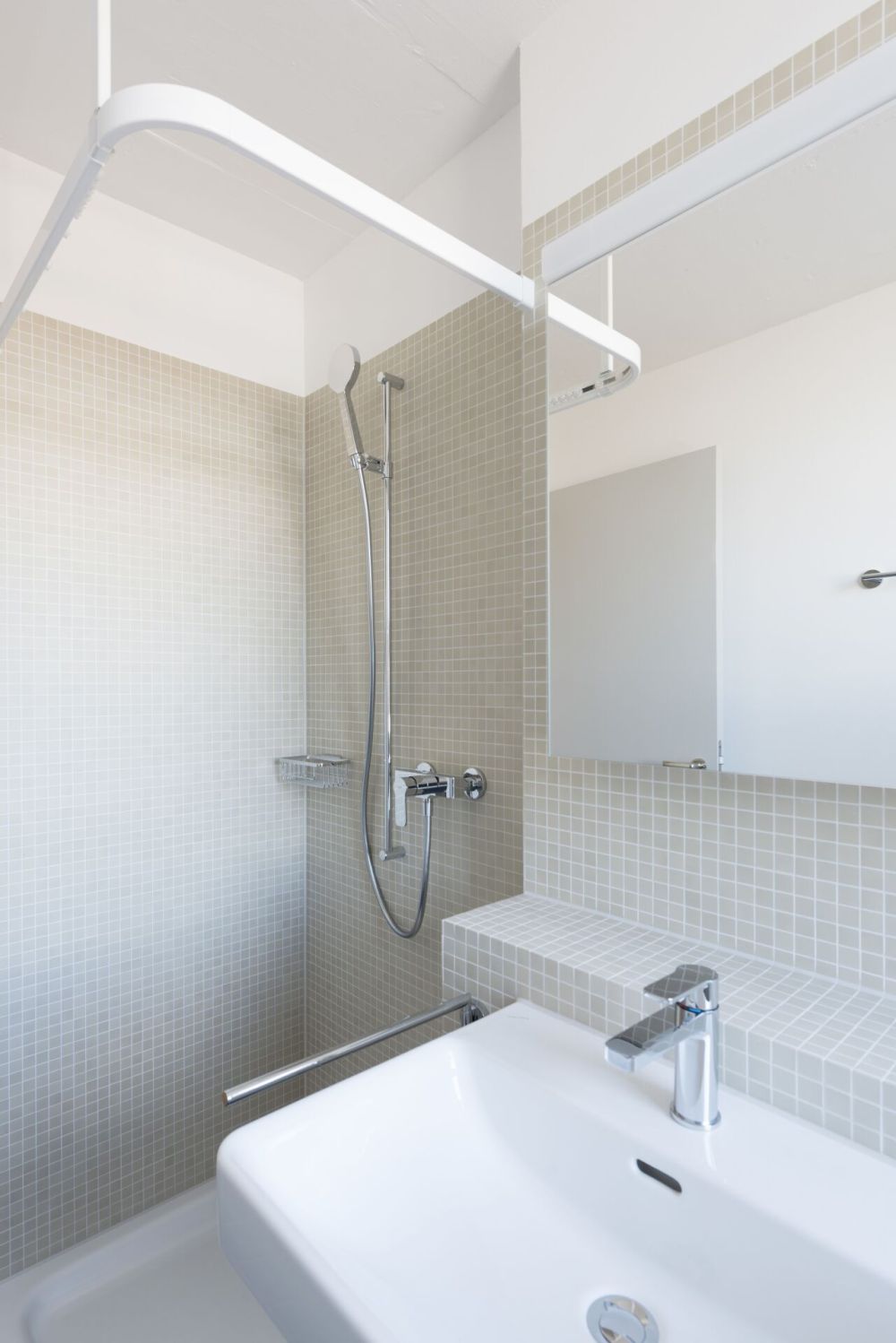 3.5-Zimmer Wohnung direkt am Bahnhof Schlieren - 3_Dusche.jpg